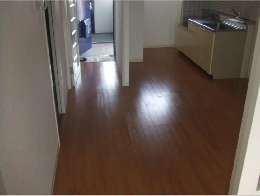 諏訪野ビルのエントランス