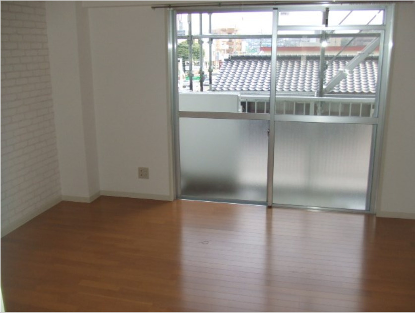 諏訪野ビルの寝室|広くて明るい寝室