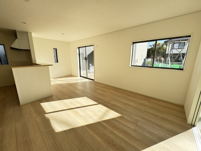 クレイドルガーデン前橋市粕川町新屋第２　２号棟の居間・リビング|16帖リビング♪カウンターキッチンなのでお料理をしながら会話もできます。
夕食の支度をしながら、お子様の様子も見られて自然と会話も増えますよ♪