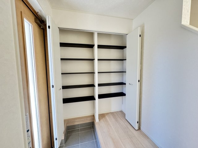 クレイドルガーデン前橋市粕川町新屋第２　２号棟の玄関|収納もある玄関です！玄関もタイル敷なのでお掃除もしやすいですよ！