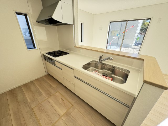 クレイドルガーデン前橋市粕川町新屋第２　２号棟のキッチン|人気のカウンターキッチン採用です☆
コンロも３口ご用意しています！調理スペースも広くストレスなくお料理できます。
浄水器つきなので美味しいお水も飲めますよ♪