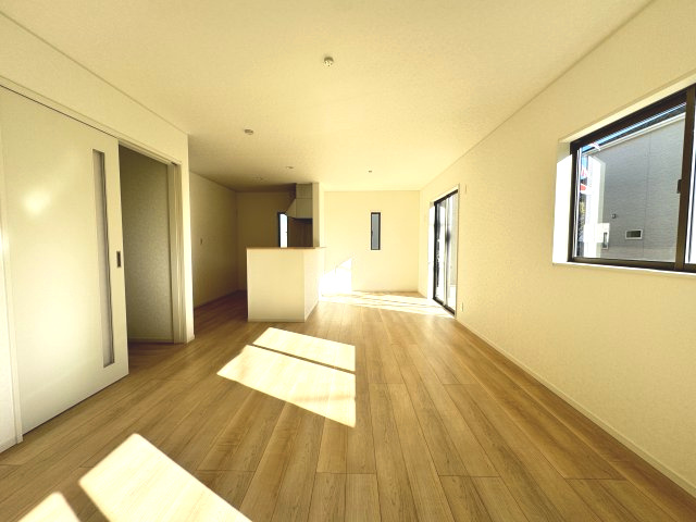 クレイドルガーデン前橋市粕川町新屋第２　２号棟の居間・リビング|16帖リビング♪人気の対面式キッチンを配した空間はお好みの家具も合わせやすいです。
家族がくつろぐ快適な空間造りをサポート。窓からは明るい陽光が差し込みます☆