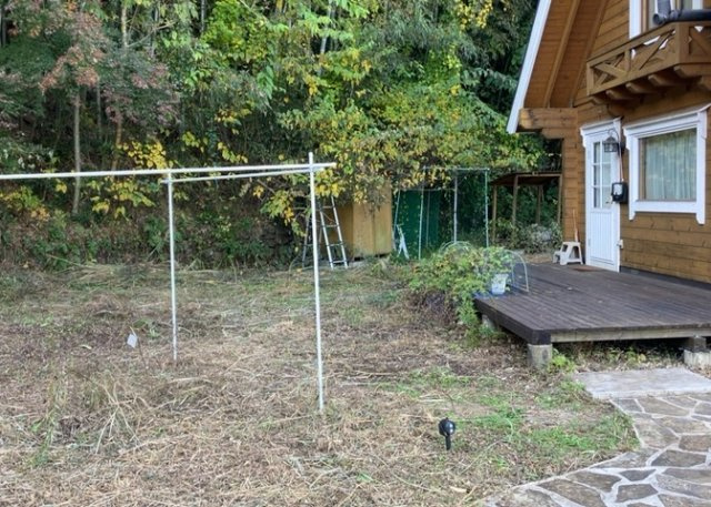 【庭】 | バルコニーは、室外の専用スペースのうち、「屋根がなく開放された空間」であるものを指します。ベランダより広いタイプのものが多く、日当たりもよいため家庭菜園などを楽しみたい人にとって適した環境となります。