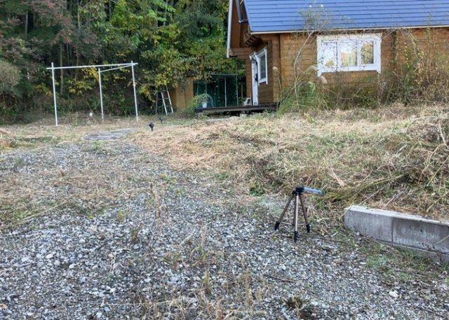 【庭】 | 車一台あたりに必要なスペースは、標準サイズの普通自動車で横幅2m50cm、長さ5mは必要になります。ただし、乗降のことも考慮して横幅3m30cm、長さ5m50cmほどは確保できるところを選びましょう。