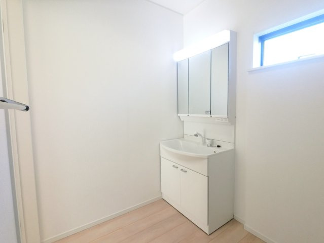 三養基郡基山町小倉第5　1号棟の洗面所|明るい洗面所です