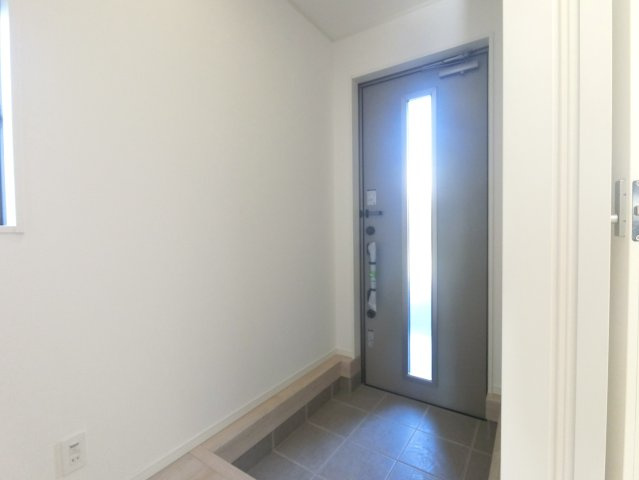 三養基郡基山町小倉第5　1号棟の玄関|収納もある玄関です