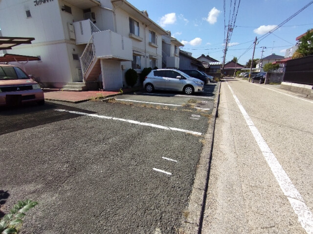プレジール早川の駐車場