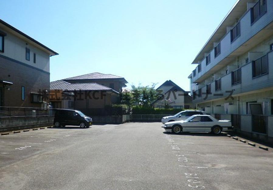 久留米市東合川３丁目の賃貸マンションの駐車場