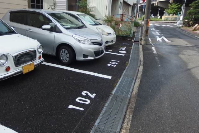 シャトー三栄の駐車場