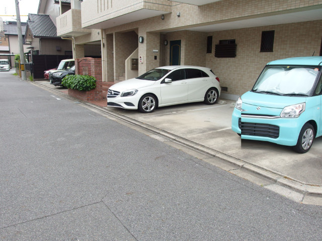 メゾンドファミーユの駐車場