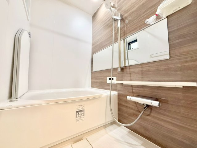 世田谷区喜多見4丁目　新築戸建　残1棟の浴室|浴室乾燥機付きのため、雨の日の洗濯物干しやカビの予防にも役立ちます。(2号棟)

現地ご見学希望・資料請求などお気軽にお問い合わせ下さい！
03-5990-5201