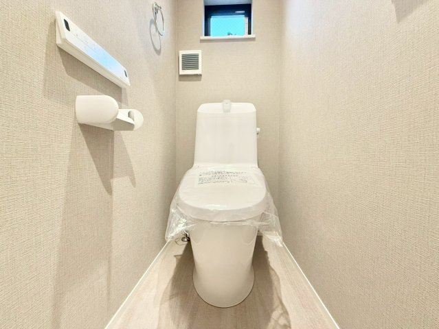 世田谷区喜多見4丁目　新築戸建　残1棟のトイレ|ウォシュレット付きのトイレはいつも快適！(2号棟)

現地ご見学希望・資料請求などお気軽にお問い合わせ下さい！
03-5990-5201