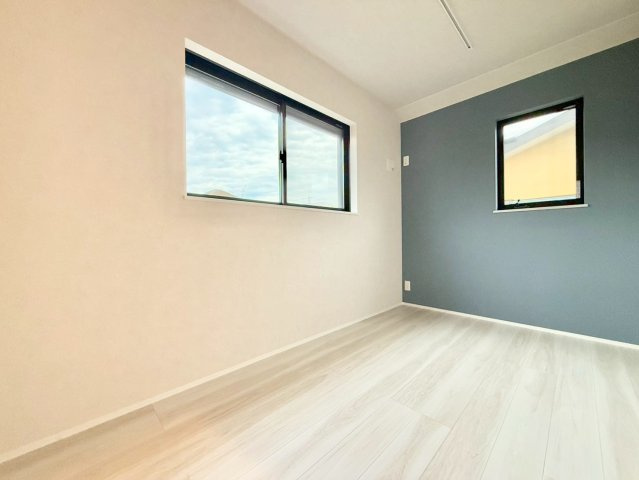 世田谷区喜多見4丁目　新築戸建　残1棟の洋室|高い位置に窓があるため、机やベッドなど家具のレイアウトがしやすいお部屋です。(2号棟)

現地ご見学希望・資料請求などお気軽にお問い合わせ下さい！
03-5990-5201