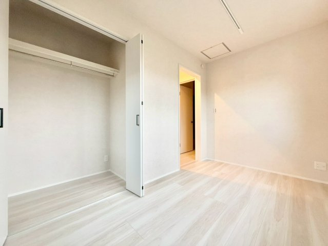 世田谷区喜多見4丁目　新築戸建　残1棟の洋室|白を基調としたお部屋は光を反射するため、お部屋が明るく美しく見えますね！(2号棟)

現地ご見学希望・資料請求などお気軽にお問い合わせ下さい！
03-5990-5201