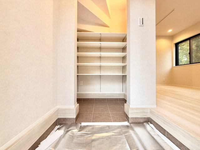 世田谷区喜多見4丁目　新築戸建　残1棟の玄関|玄関にはシューズインクローゼット付き！ブーツの収納もここで解決！(2号棟)

現地ご見学希望・資料請求などお気軽にお問い合わせ下さい！
03-5990-5201