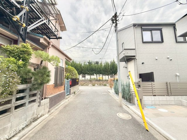 世田谷区喜多見4丁目　新築戸建　残1棟の前面道路含む現地写真|子育てしやすい住環境！教育施設や商業施設も徒歩圏内に充実。

ご内見希望・資料請求などお気軽にお問い合わせ下さい！
03-5990-5201