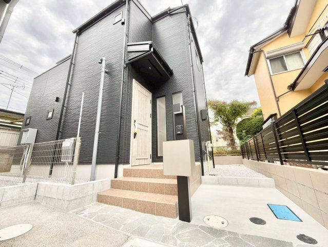 世田谷区喜多見4丁目　新築戸建　残1棟の外観|ツートンカラーのスタイリッシュな外観は堂々とした佇まい。(2号棟)

現地ご見学希望・資料請求などお気軽にお問い合わせ下さい！
03-5990-5201