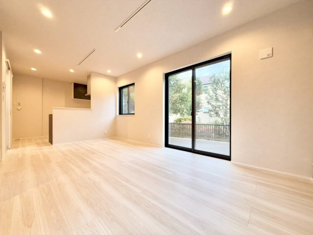 世田谷区喜多見4丁目　新築戸建　残1棟の居間・リビング|南向きの窓から、お日様の光をたっぷり取りこめるリビングでゆったりと過ごせます。(2号棟)

現地ご見学希望・資料請求などお気軽にお問い合わせ下さい！
03-5990-5201