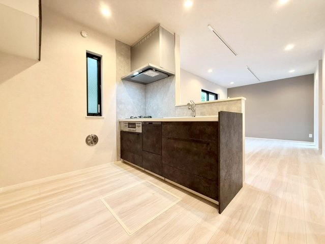 世田谷区喜多見4丁目　新築戸建　残1棟のキッチン|ご家族と会話を楽しみながらお料理ができる対面式キッチン。(2号棟)

現地ご見学希望・資料請求などお気軽にお問い合わせ下さい！
03-5990-5201