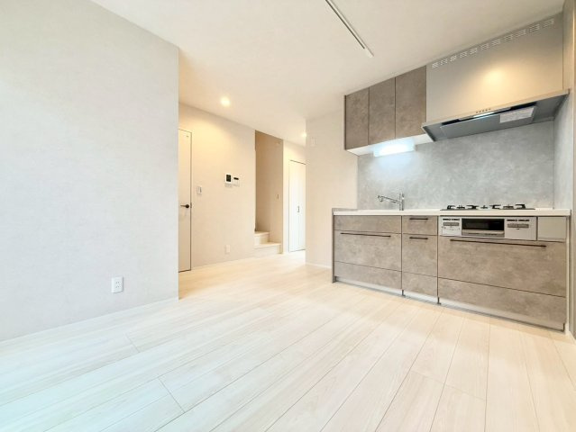 世田谷区喜多見4丁目　新築戸建　残1棟の居間・リビング|横一列にシンクとコンロをまとめたシンプルなシステムキッチン。動きやすさが魅力です！(1号棟)

現地ご見学希望・資料請求などお気軽にお問い合わせ下さい！
03-5990-5201