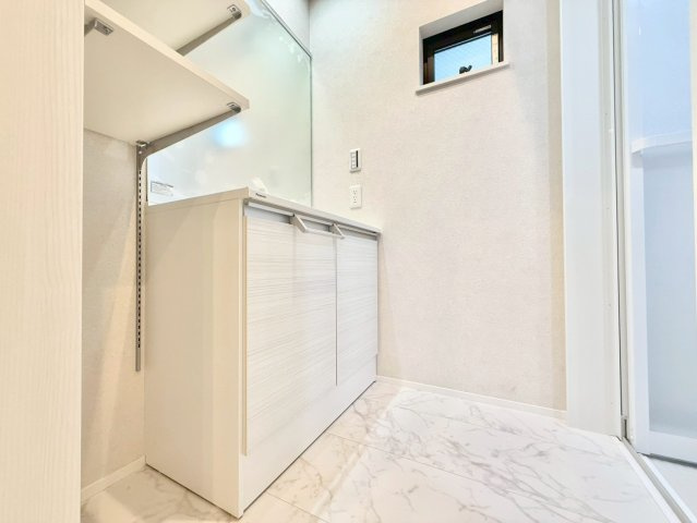 世田谷区喜多見4丁目　新築戸建　残1棟のランドリースペース|清潔感のあるプライベート空間は、身だしなみチェックやお肌のお手入れに最適です。(2号棟)

現地ご見学希望・資料請求などお気軽にお問い合わせ下さい！
03-5990-5201