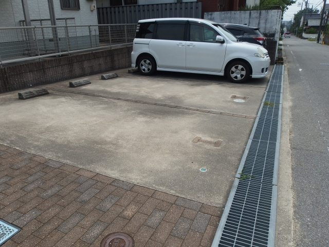 ディアス竜美丘Ｃの駐車場