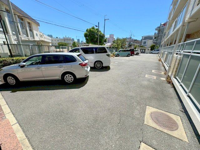 ヒシヒラリバーハイツの駐車場