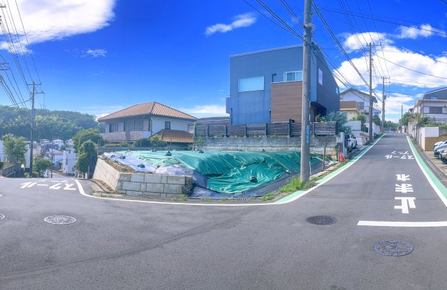宅地分譲［横浜市青葉区美しが丘４丁目］の前面道路含む現地写真|南東角地・間口11ｍ超
［土地面積］196.48㎡（59.43坪）