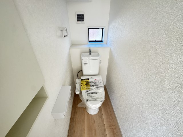 クレイドルガーデン前橋市粕川町新屋第２　１号棟（平屋）のトイレ|1階トイレです。清潔感のある白を基調としています。
温水洗浄・便座暖房機能の付いた快適なトイレです☆