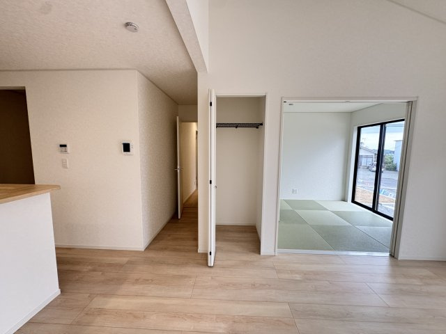 クレイドルガーデン前橋市粕川町新屋第２　１号棟（平屋）の居間・リビング|16.5帖リビング♪カウンターキッチンなのでお料理をしながら会話もできます。
夕食の支度をしながら、お子様の様子も見られて自然と会話も増えますよ♪