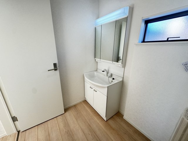 クレイドルガーデン前橋市粕川町新屋第２　１号棟（平屋）の独立洗面台|シャワー水栓付き洗面台＆三面鏡付きで朝の身支度もバッチリです！
洗面台には収納スペースもあり洗面室もすっきり片付きますよ！