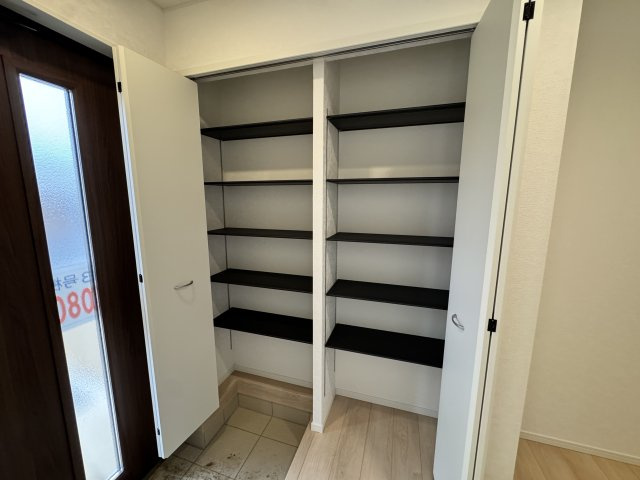クレイドルガーデン前橋市粕川町新屋第２　１号棟（平屋）の玄関|収納もある玄関です！玄関もタイル敷なのでお掃除もしやすいですよ！