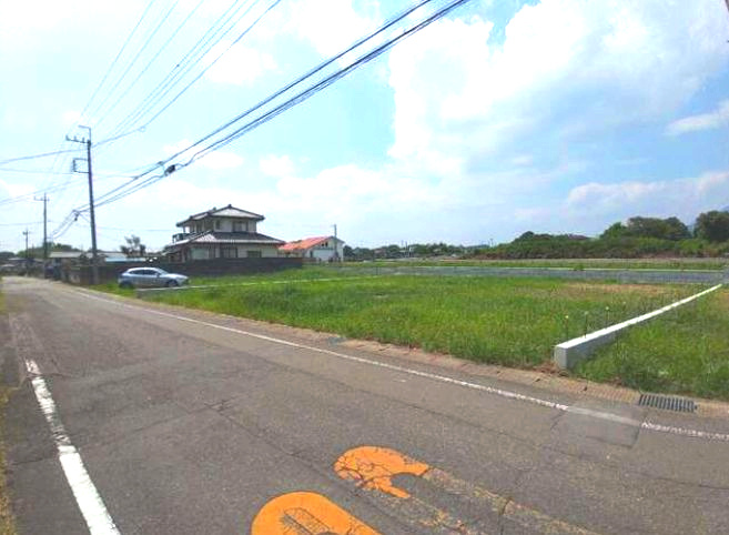 クレイドルガーデン前橋市粕川町新屋第２　１号棟（平屋）の前面道路含む現地写真|南道路で開放的な立地です☆前面道路は広々5mです！車の出し入れもしやすいですよ！