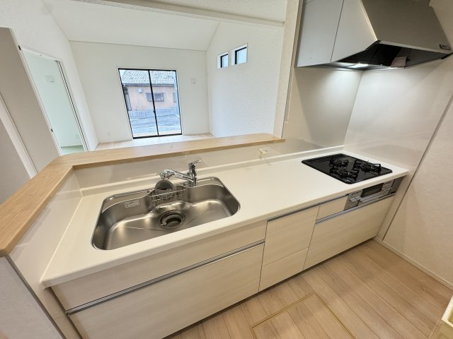 クレイドルガーデン前橋市粕川町新屋第２　１号棟（平屋）のキッチン|人気のカウンターキッチン採用です☆
コンロも３口ご用意しています！調理スペースも広くストレスなくお料理できます。
浄水器つきなので美味しいお水も飲めますよ♪