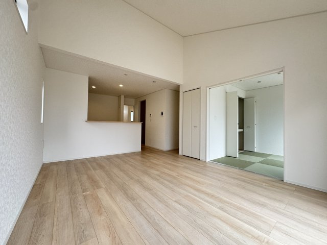 クレイドルガーデン前橋市粕川町新屋第２　１号棟（平屋）の居間・リビング|16.5帖リビング♪人気の対面式キッチンを配した空間はお好みの家具も合わせやすいです。
家族がくつろぐ快適な空間造りをサポート。窓からは明るい陽光が差し込みます☆