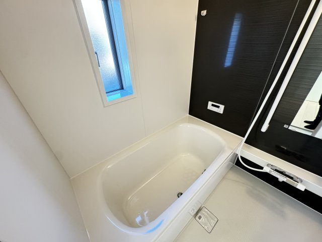 クレイドルガーデン前橋市粕川町新屋第２　１号棟（平屋）の浴室|１坪タイプのフルオートバスです！
足を延ばして入れる広さなので一日の疲れもとれますよ♪
室内物干しや浴室乾燥機もあるのでお天気の悪い日にはランドリースペースとしてもご利用できます！