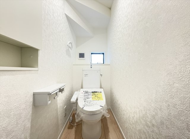 【トイレ】 | 朝霞市宮戸3丁目　新築一戸建住宅　全16棟　(志木本店) | 1階トイレ／衛生用品やトイレットペーパー、掃除グッズの保管に便利な壁面収納でスッキリしたトイレ空間を維持できます。