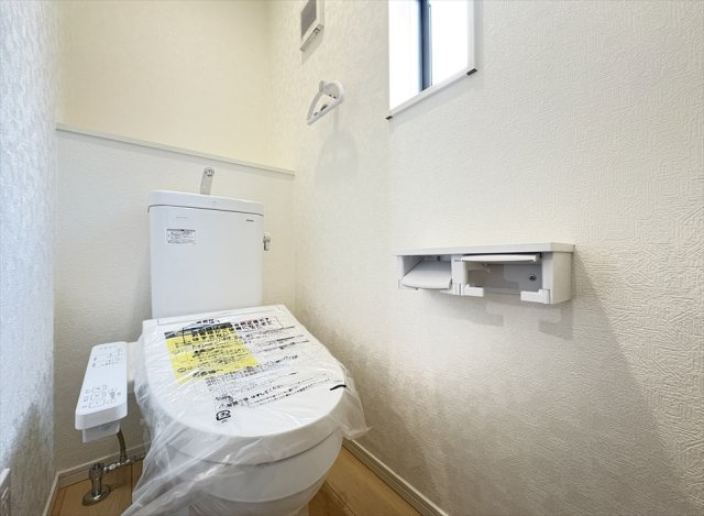 【トイレ】 | 朝霞市宮戸3丁目　新築一戸建住宅　全16棟　(志木本店) | 2階トイレ／家族を感染症から守る温水洗浄便座を完備。