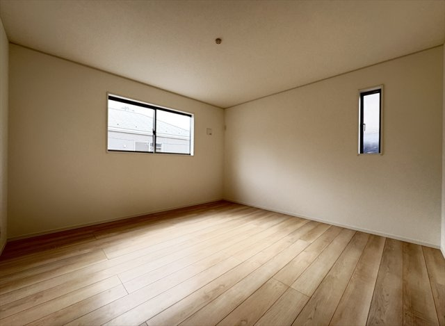 【洋室】 | 朝霞市宮戸3丁目　新築一戸建住宅　全16棟　(志木本店) | 主寝室はゆとりの8帖。家具の配置の邪魔にならない腰高窓でお部屋のレイアウトも自由が利きます。