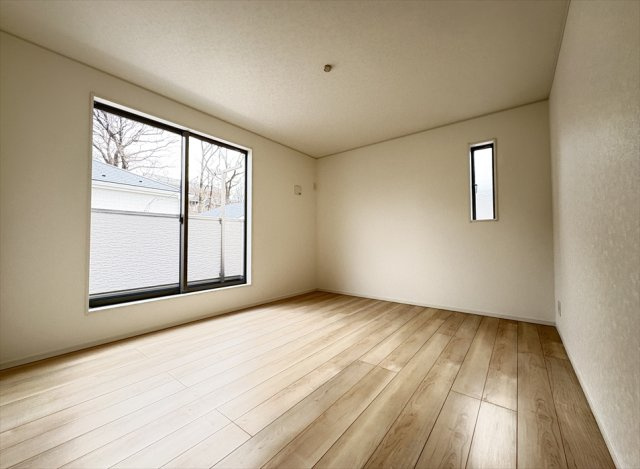 【洋室】 | 朝霞市宮戸3丁目　新築一戸建住宅　全16棟　(志木本店) | 洋室7.5帖／バルコニーに面した開放的な住空間。