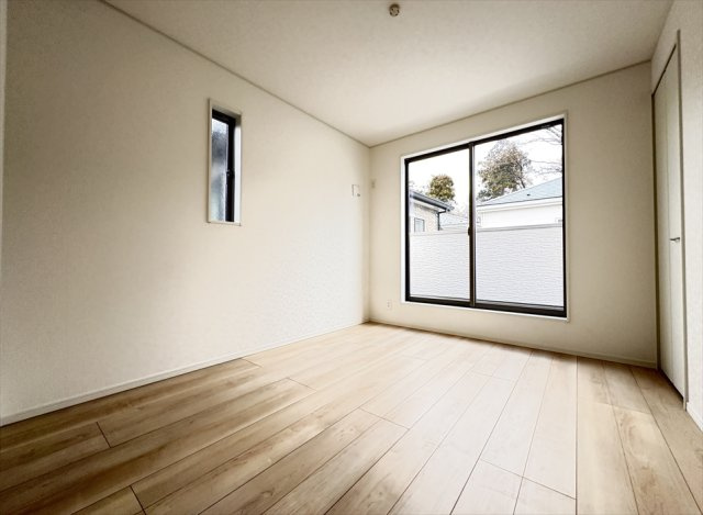 【洋室】 | 朝霞市宮戸3丁目　新築一戸建住宅　全16棟　(志木本店) | 洋室5.2帖／2面窓で換気も良好です。