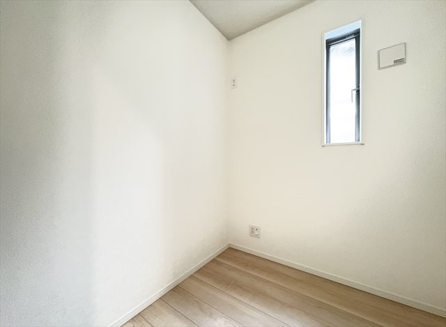 【内装】 | 朝霞市宮戸3丁目　新築一戸建住宅　全16棟　(志木本店) | 日用品の買い置きや季節家電、スポーツ用品など嵩張る荷物もまとめて保管できる2帖の納戸。