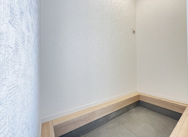 【玄関】 | 朝霞市宮戸3丁目　新築一戸建住宅　全16棟　(志木本店) | ベビーカーや傘立てなどの保管にも便利なSIC