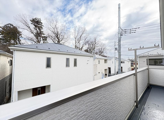 【バルコニー】 | 朝霞市宮戸3丁目　新築一戸建住宅　全16棟　(志木本店) | 2部屋から行き来できるバルコニー