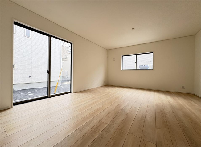 【居間・リビング】 | 朝霞市宮戸3丁目　新築一戸建住宅　全16棟　(志木本店) | 独立型のLDKはリビングの音や声が2階に響きにくいのでテレワークやお子様の勉強も捗ります。