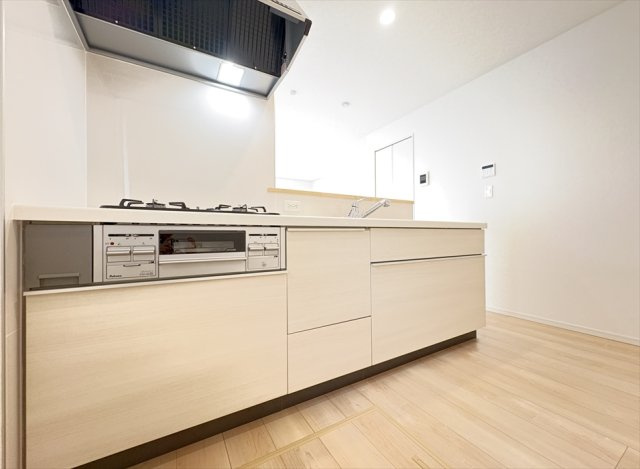 【キッチン】 | 朝霞市宮戸3丁目　新築一戸建住宅　全16棟　(志木本店) | キッチンからリビング全体が見渡せる対面キッチン。お料理をしながらお子様の様子を見守ることができます。