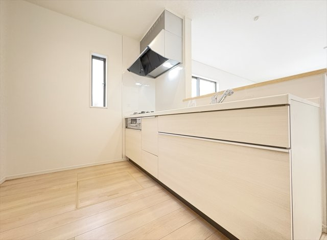 【キッチン】 | 朝霞市宮戸3丁目　新築一戸建住宅　全16棟　(志木本店) | 奥に入ってる物もサッと取り出しやすいスライド収納は奥まで一目で確認できるので調味料などの在庫管理にも便利です。