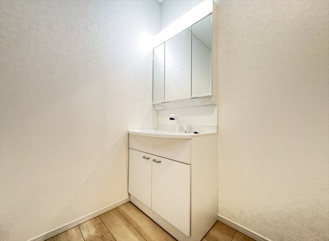 【独立洗面台】 | 朝霞市宮戸3丁目　新築一戸建住宅　全16棟　(志木本店) | 三面鏡は多角的にチェックできるのでヘアアレンジやメイクもスムーズに行えます。