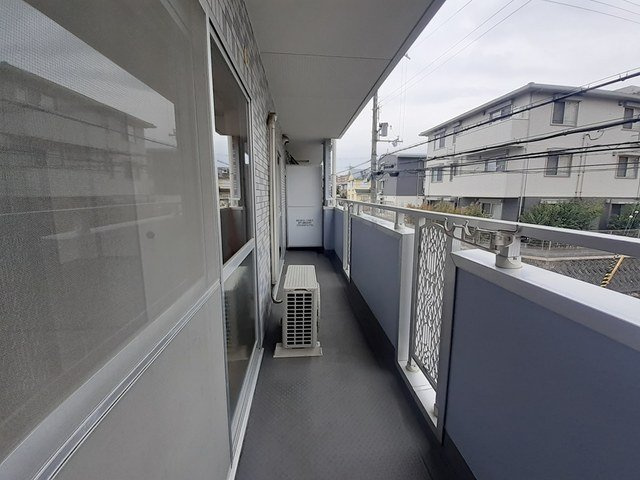 シュロスアリノのバルコニー|外からの目が気にならないバルコニーで洗濯物が干せます