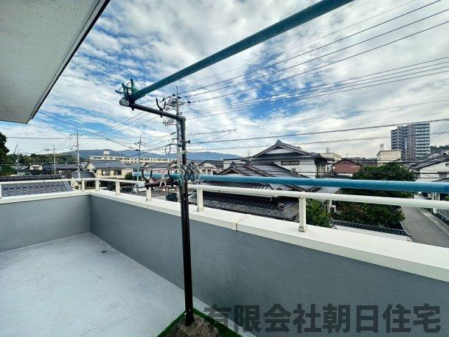 【バルコニー】 | 西川津町中古戸建兼店舗事務所 | 開放的で明るい空間を演出してくれるバルコニーです